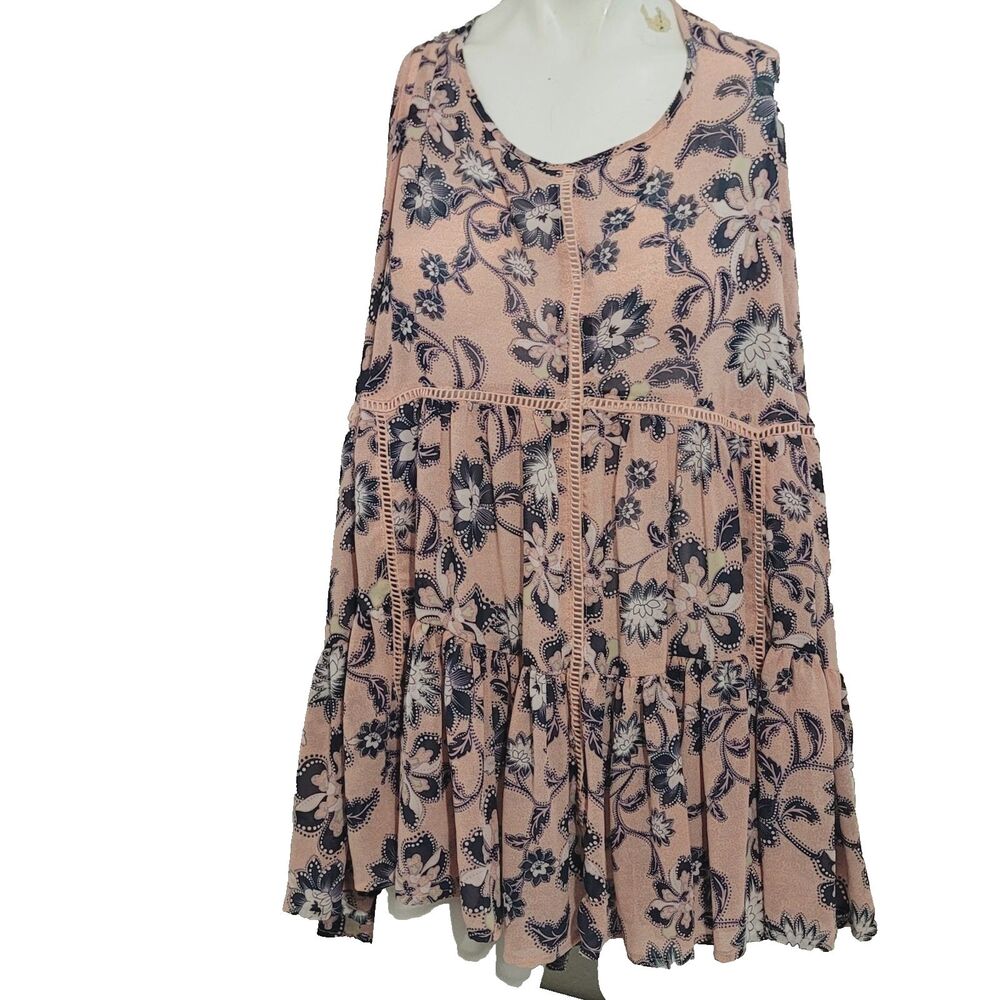Torrid size 3 tunic 3X flower keyhole  v-neck lightweight sheer pleated